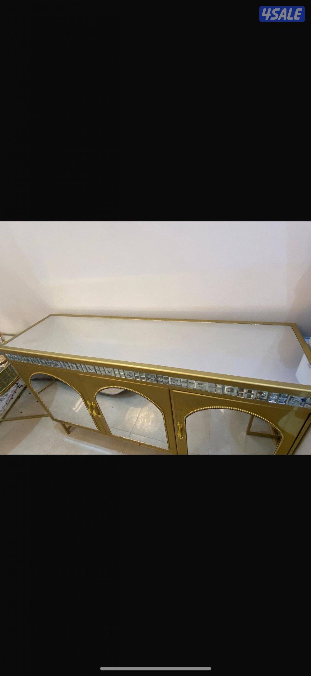 للبيع طاوله تقديم طاوله كبيره وأربع صغار مع كبت بوفيه0