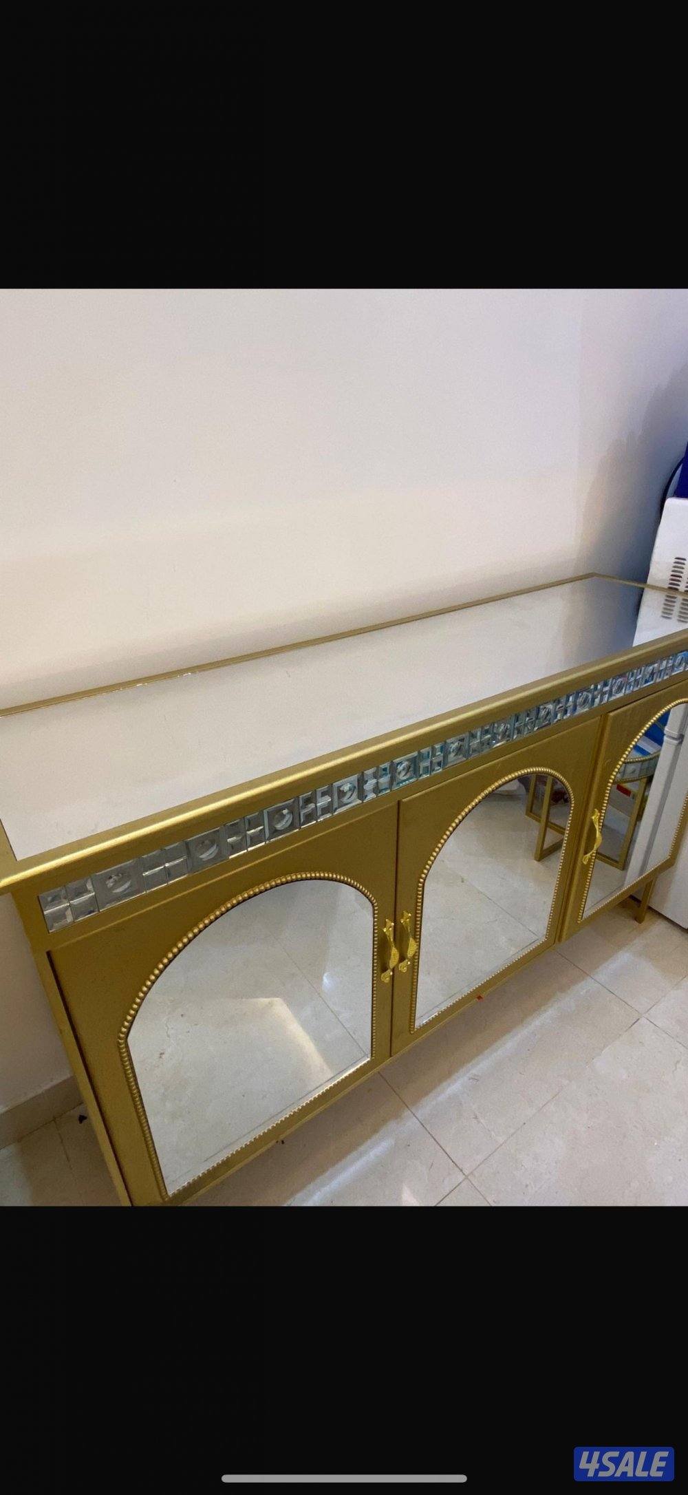 للبيع طاوله تقديم طاوله كبيره وأربع صغار مع كبت بوفيه1