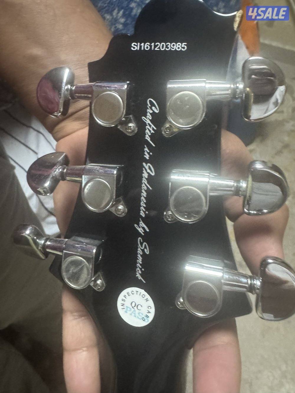 غيتارنوع كهرباء لونه اسود بحاله جيده مشتاره ب1300