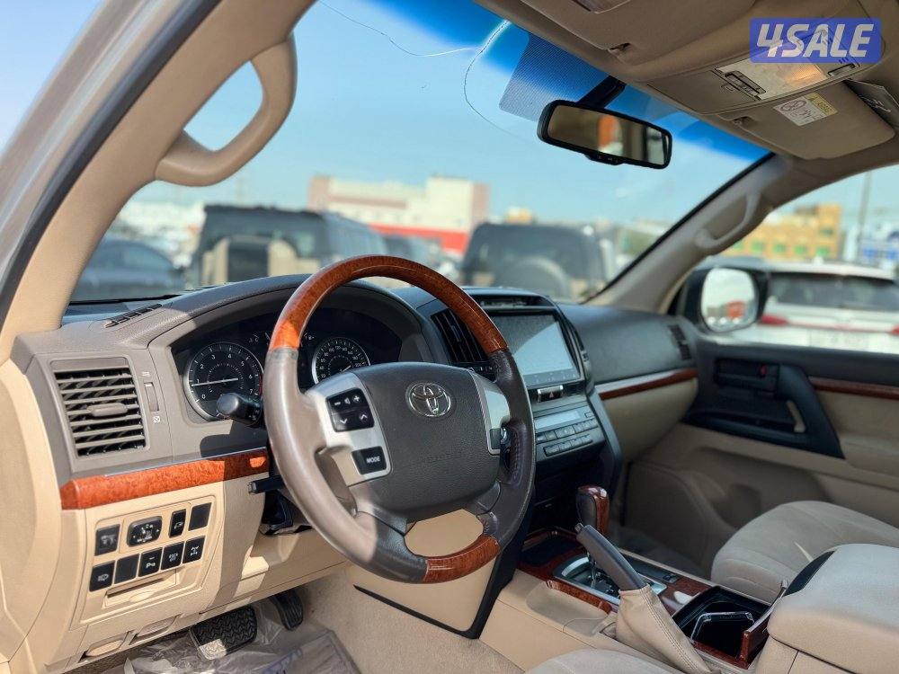 لاندكروزر سته سلندر 2015 بحالة جداً طيبه6