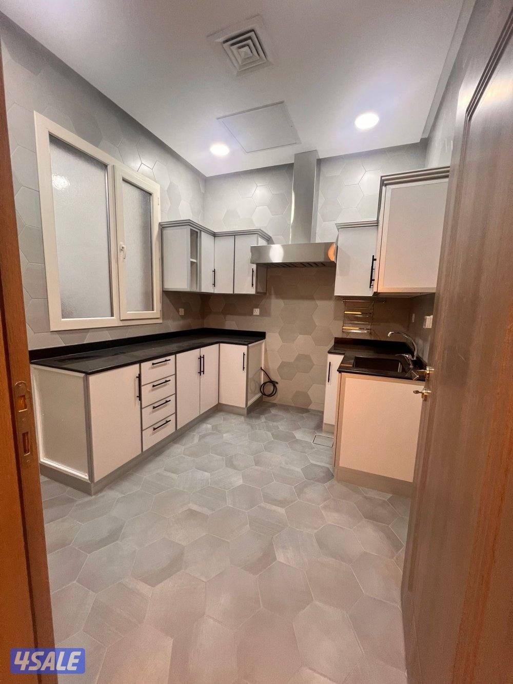 للإيجار شقة جديدة اول ساكن  تشطيب ممتاز  3 غرف نوم2