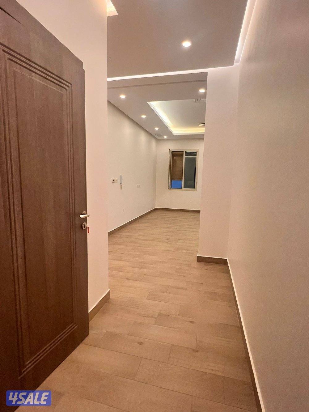 للإيجار شقة جديدة اول ساكن  تشطيب ممتاز  3 غرف نوم4