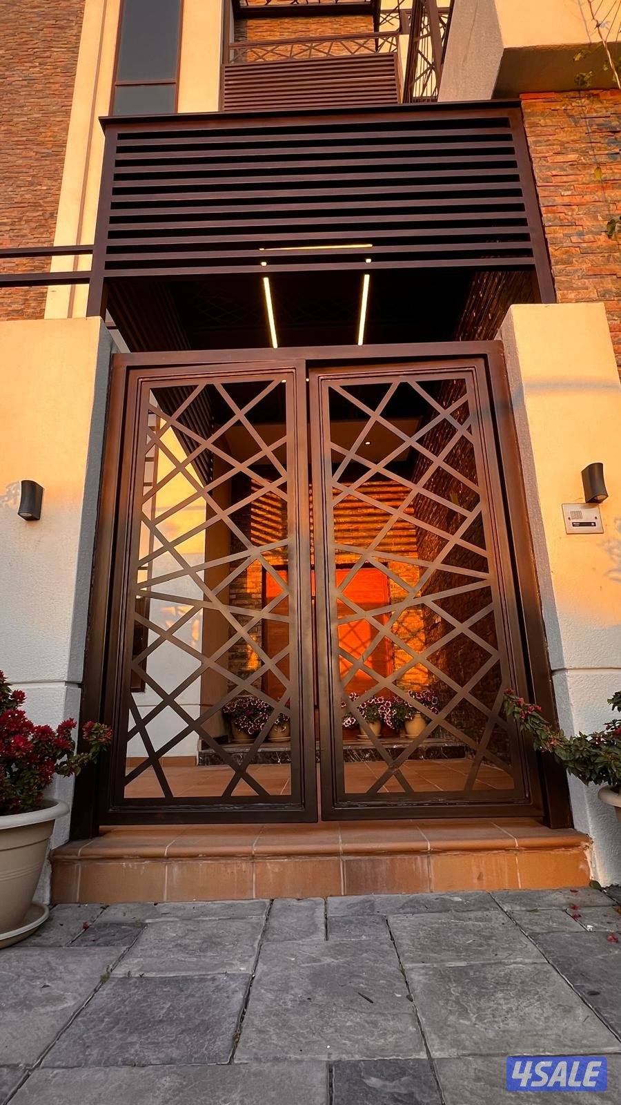 حداد مظلات أبواب سوار غرف سندويتش بانل1