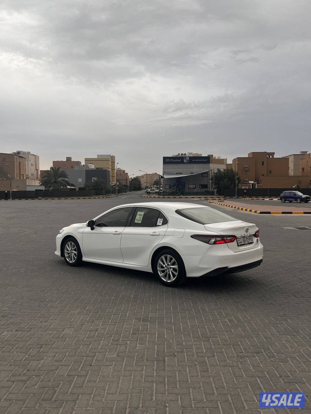 كامري بحالة المصنع والوكالة LE4