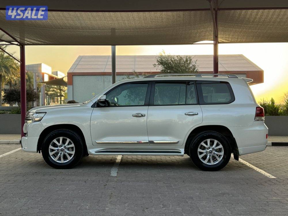 لاند كروز 2018 صدفي الساير زوائد مخمل بحالة ممتازة1