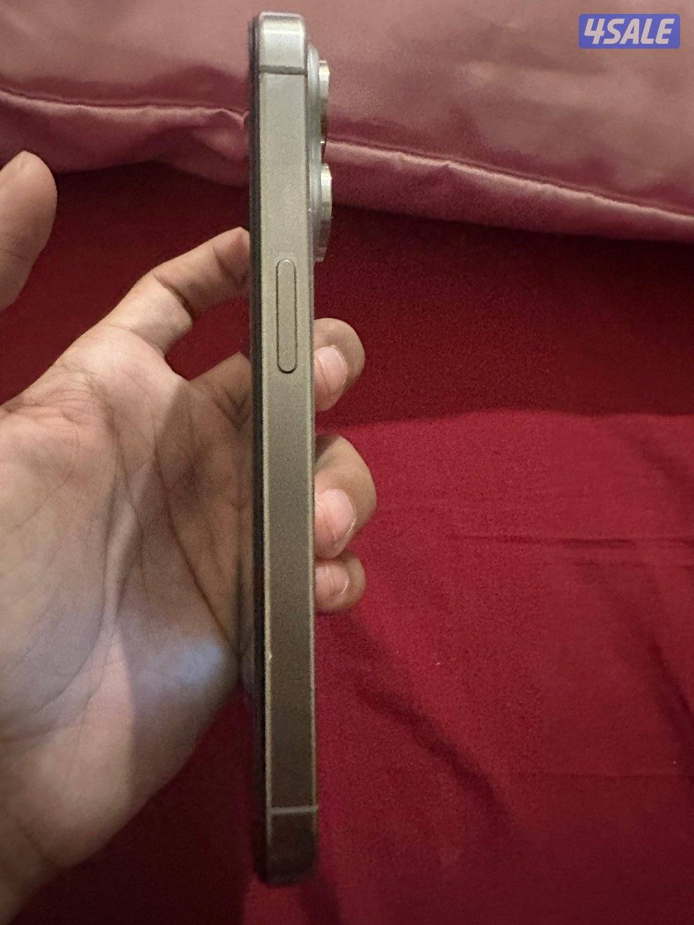 iPhone 15 Pro white 256GB with charger screen protector and phone case1