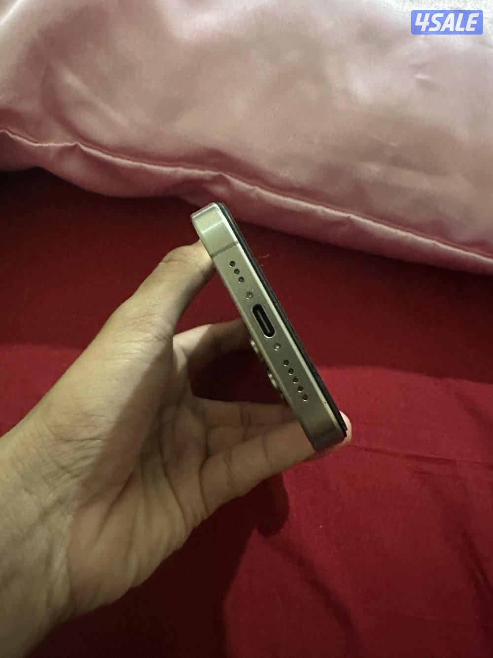 iPhone 15 Pro white 256GB with charger screen protector and phone case4