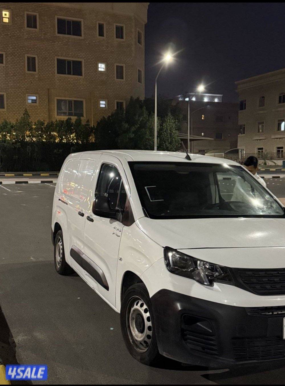 للبيع سيارة مجهزة بالكامل ( غسيل سيارات )2