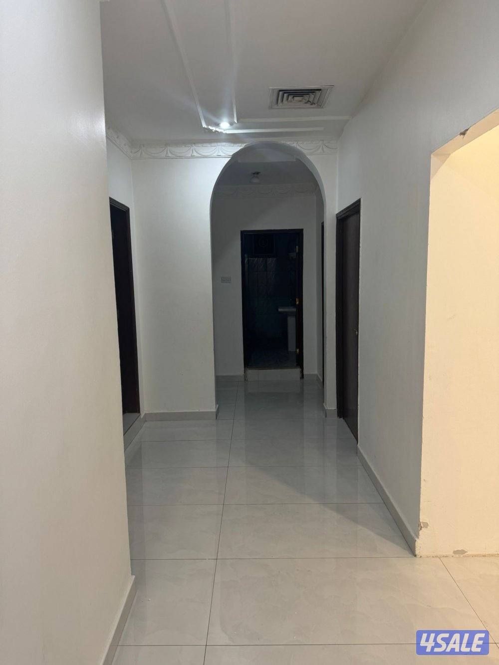 ٣ غرف + غرفه عامل+صاله وحمامين ومطبخ غير مفروشه تكيف مركزي ومصعد مسفط0