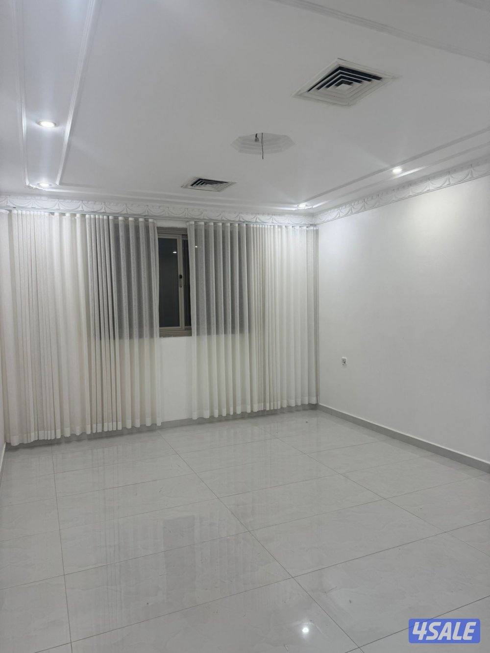 ٣ غرف + غرفه عامل+صاله وحمامين ومطبخ غير مفروشه تكيف مركزي ومصعد مسفط1