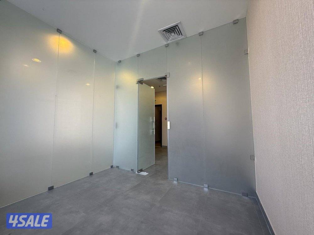 متوفر مكتب تجاري في برج كتير راقي بموقع متميز بالقبله مساحة ٦٥م0