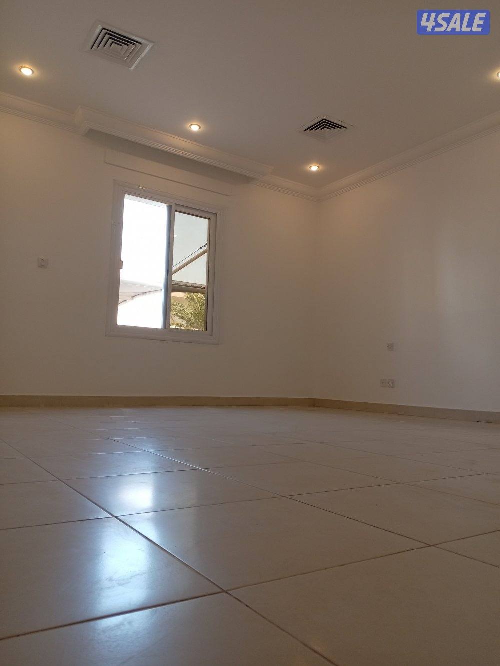 للإيجار دوبلكس في الروضة ويوجد شقه كبيره بنفس الفيلا3