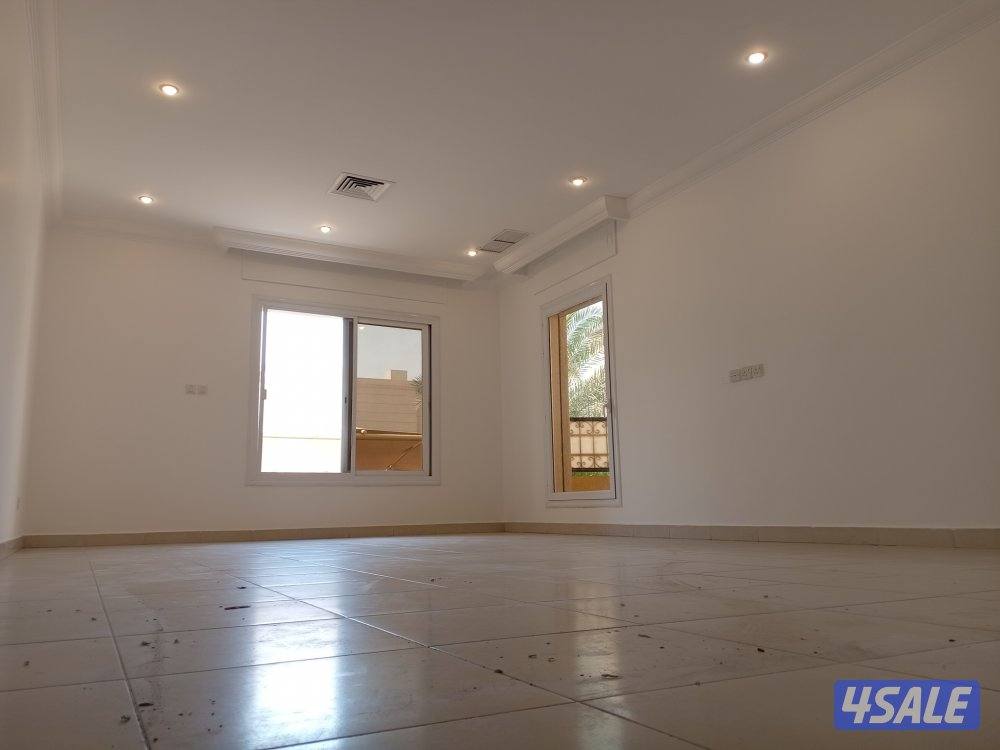 للإيجار دوبلكس في الروضة ويوجد شقه كبيره بنفس الفيلا4