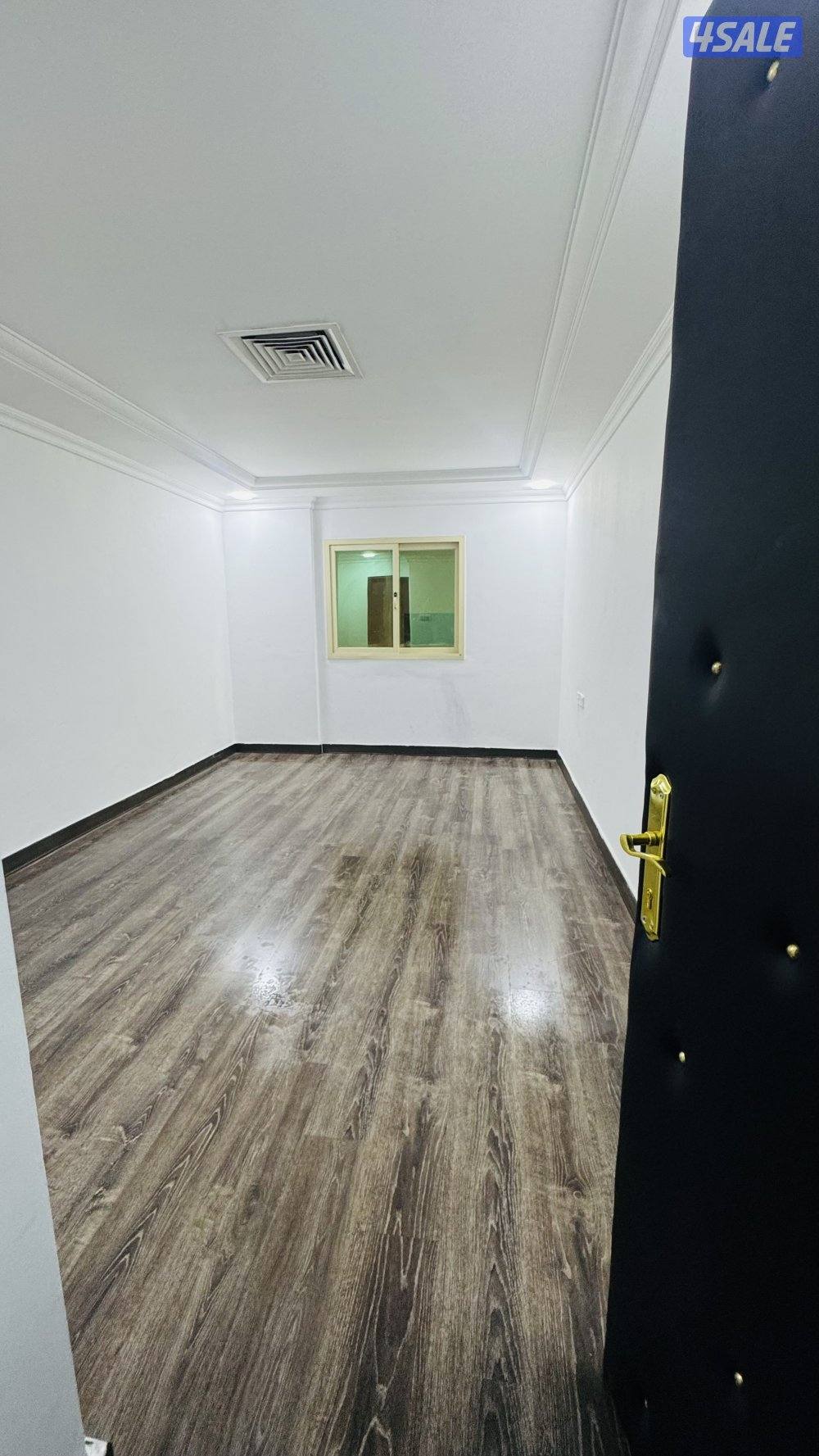 شقه للايجار بحولي غرفة وصالة وحمام ومطبخ مساحات كبيرة جدا0