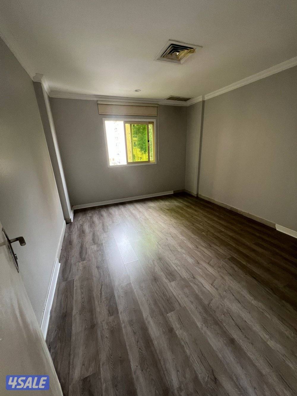 شقه للايجار بحولي غرفة وصالة وحمام ومطبخ مساحات كبيرة جدا4