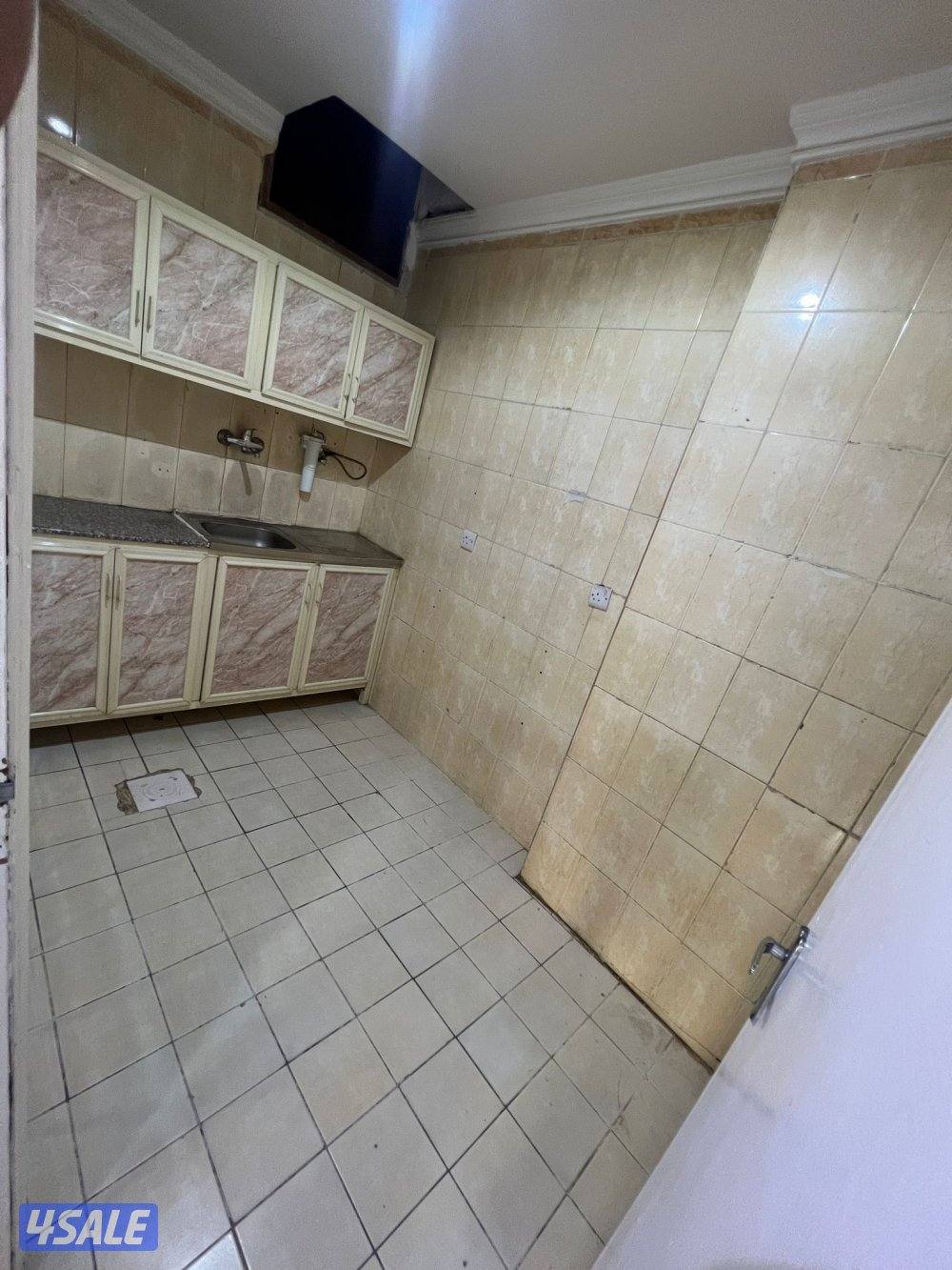 شقه للايجار بحولي غرفة وصالة وحمام ومطبخ مساحات كبيرة جدا9