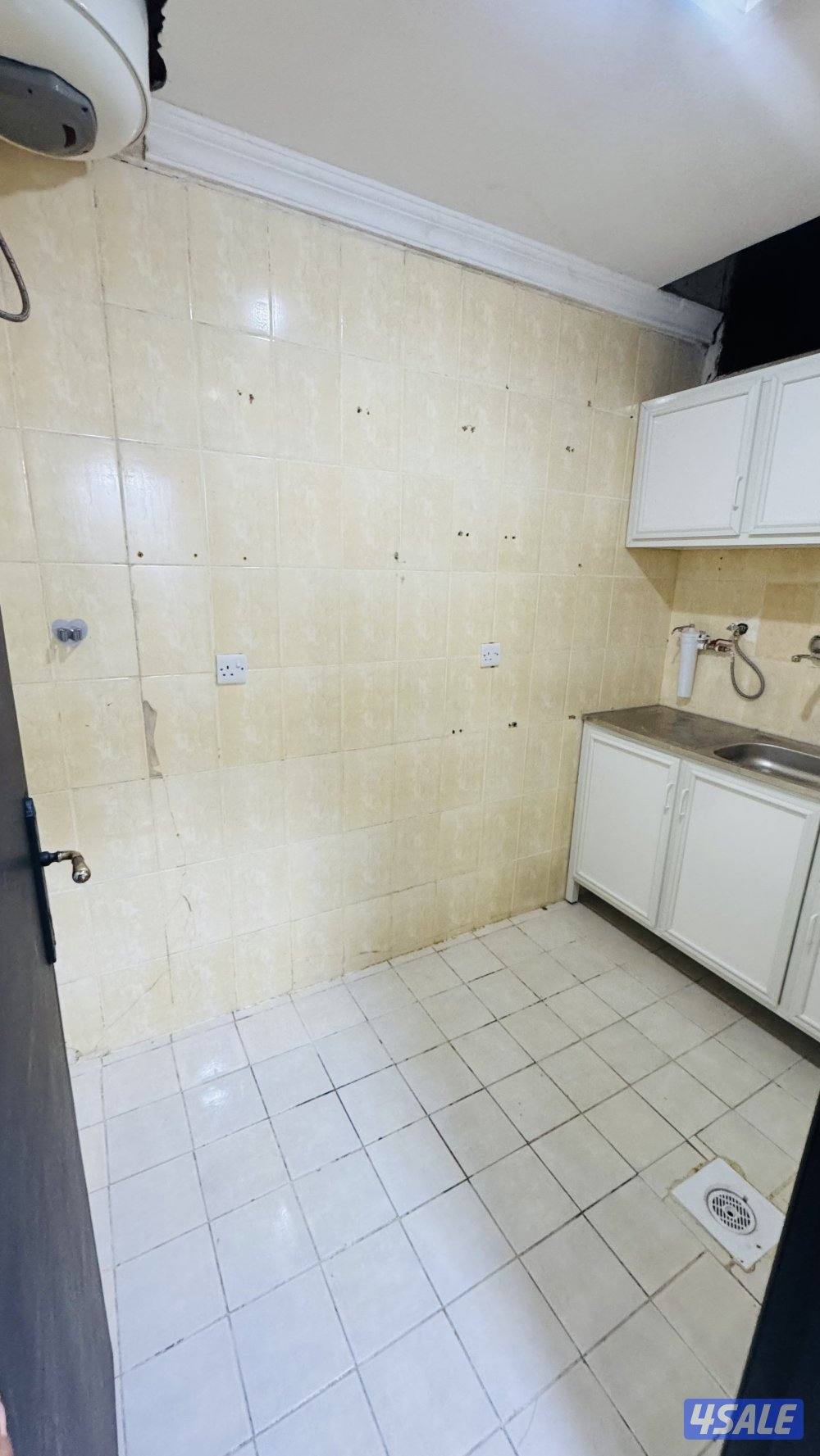 شقه للايجار بحولي غرفة وصالة وحمام ومطبخ مساحات كبيرة جدا10