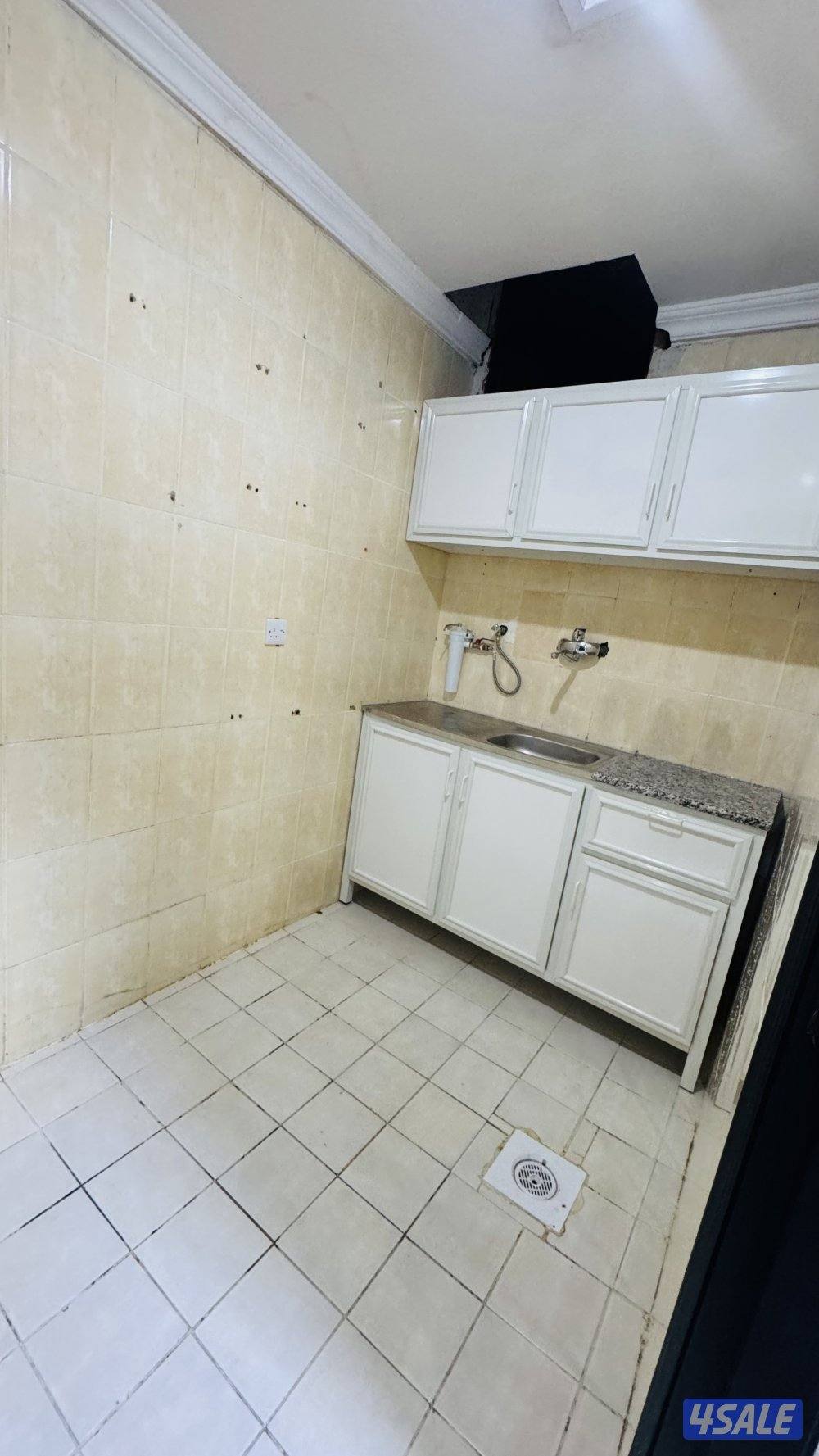 شقه للايجار بحولي غرفة وصالة وحمام ومطبخ مساحات كبيرة جدا11