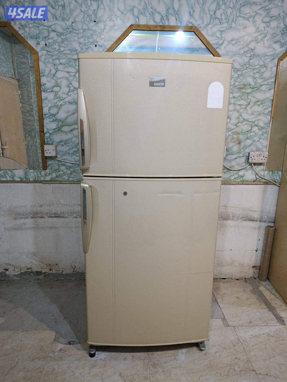 للبيع ثلاجه سانيو لون ذهبى 18 قدم بحاله ممتازه مع التوصيل والكفاله0