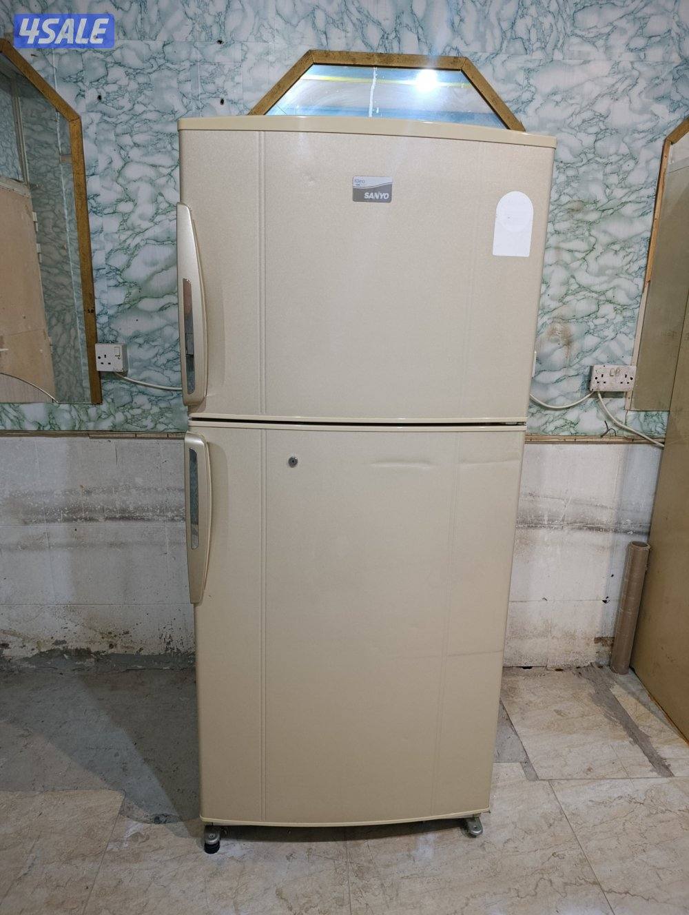 للبيع ثلاجه سانيو لون ذهبى 18 قدم بحاله ممتازه مع التوصيل والكفاله1