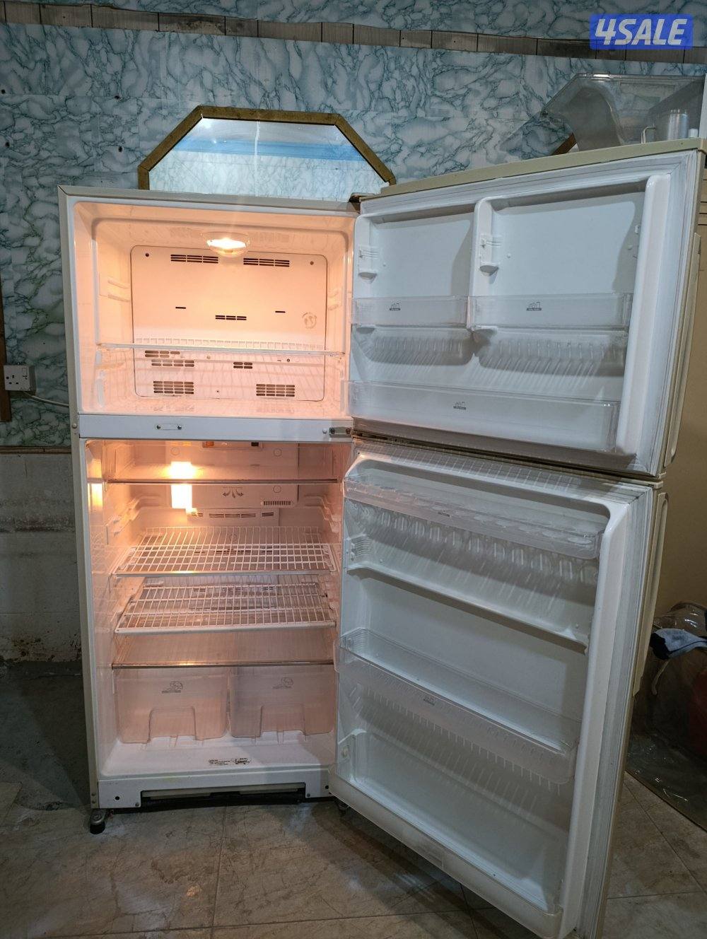 للبيع ثلاجه سانيو لون ذهبى 18 قدم بحاله ممتازه مع التوصيل والكفاله2