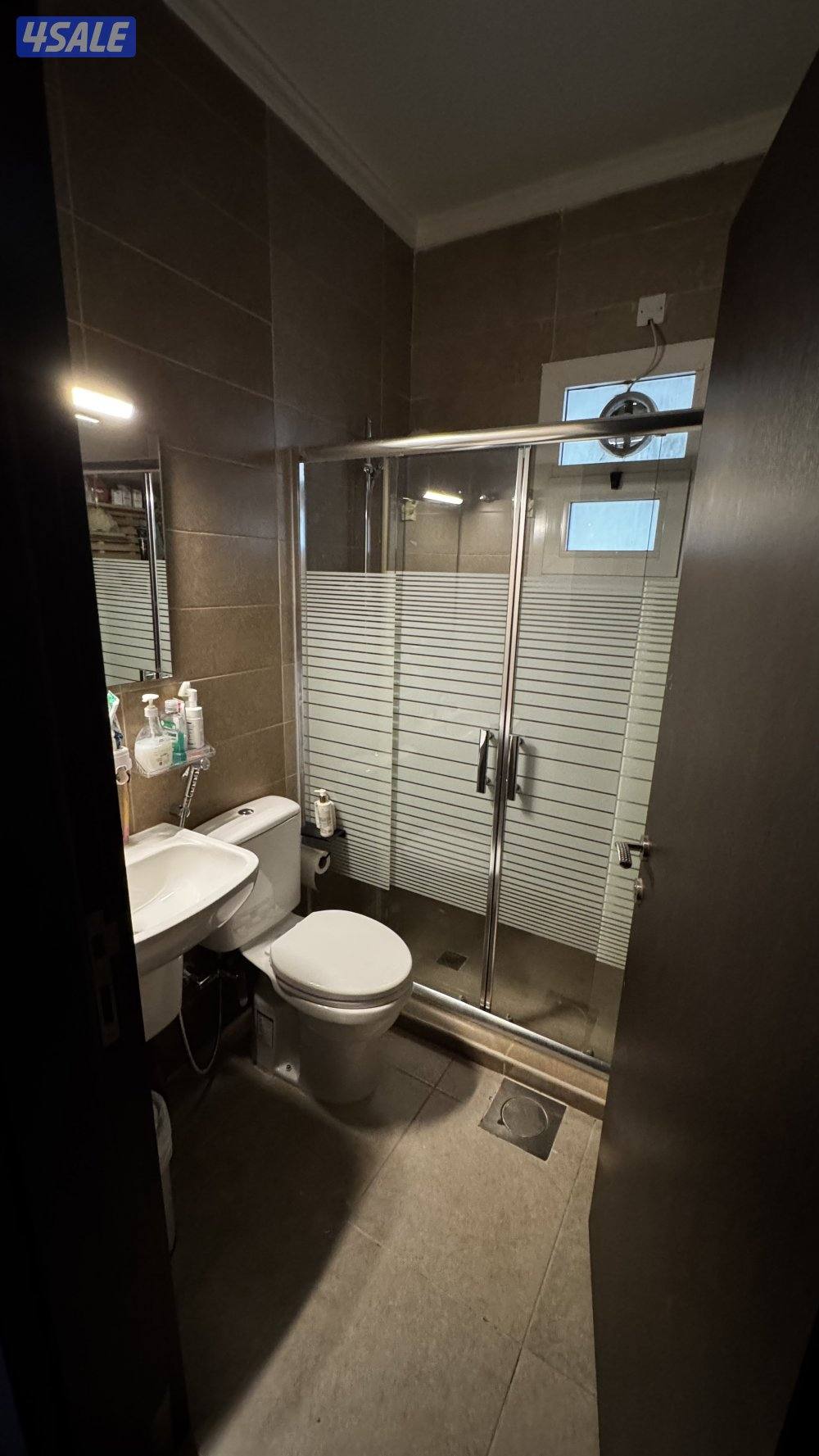 للبيع شقة خلو المهبوله على الساحلي برج المنار ب1 مقابل Voyage Cafe4