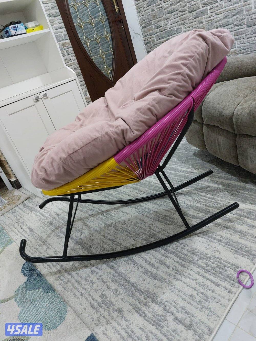 كرسي هزاز. لم يُستخدم إلا قليلاً بسبب سفرنا. لم يكن به أي تلف.2