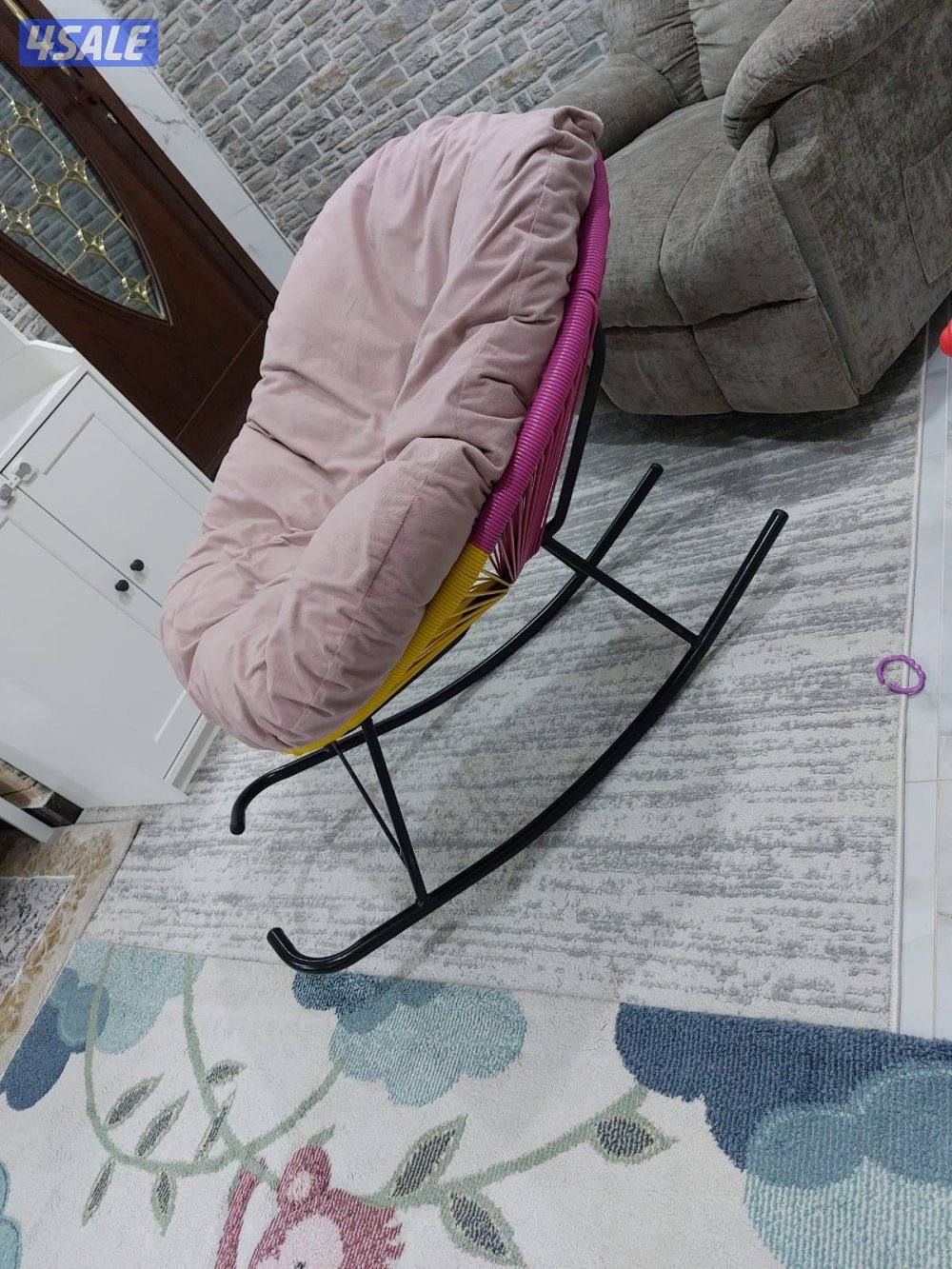 كرسي هزاز. لم يُستخدم إلا قليلاً بسبب سفرنا. لم يكن به أي تلف.3