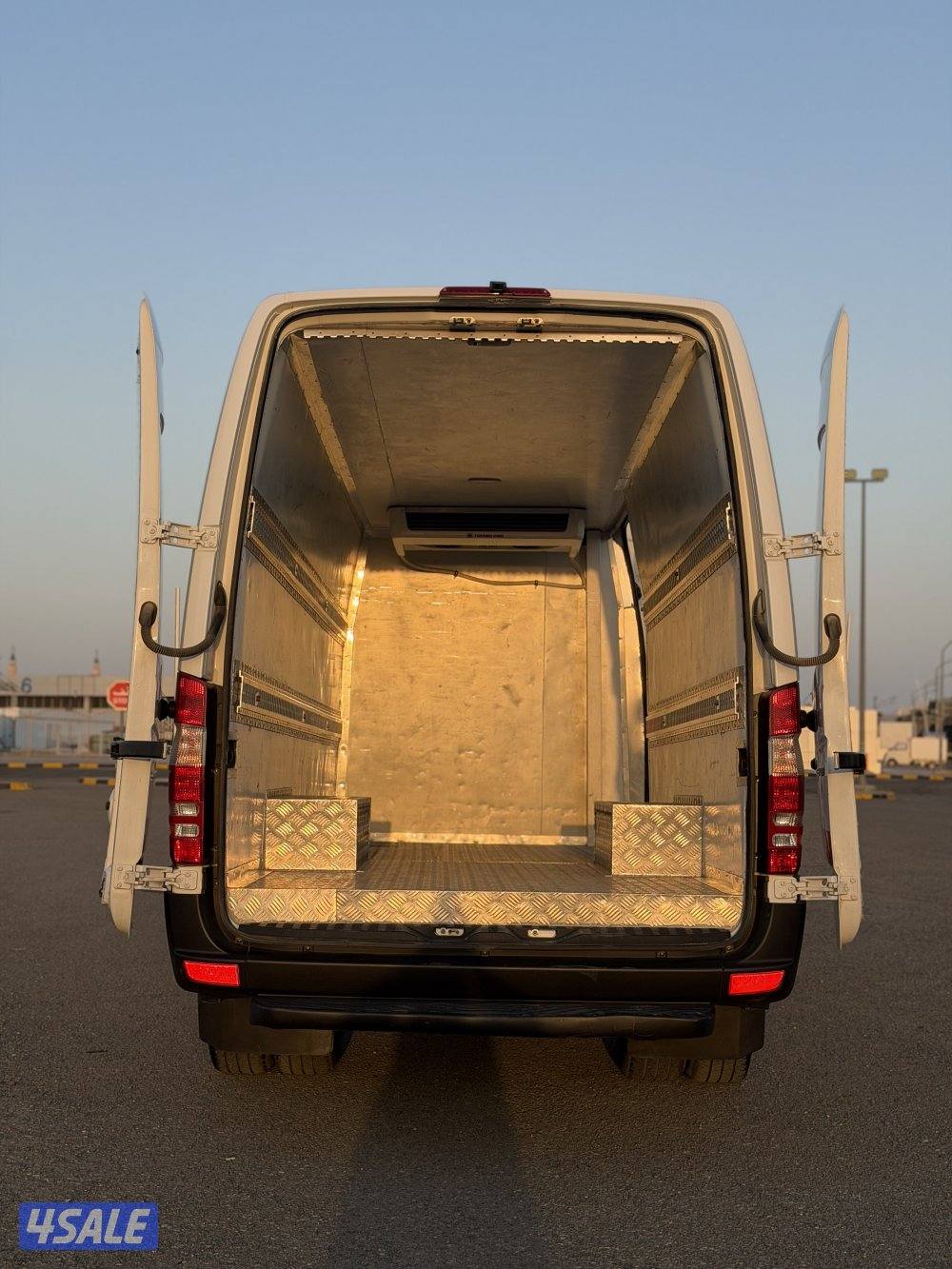 للبيع ڤان مرسيدس سبرنتر 515 الحجم الكبير مقفل ثلاجة14
