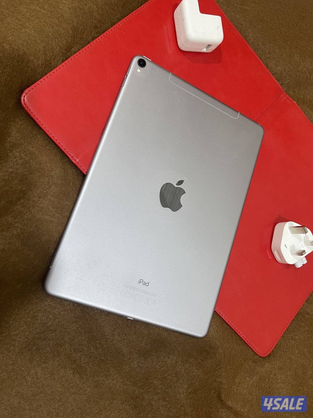 ايباد ابل برو 10،5 شاشة 64 قيقا خط شريحة نظيف وشغال تمام  مع بوك وشاحن0