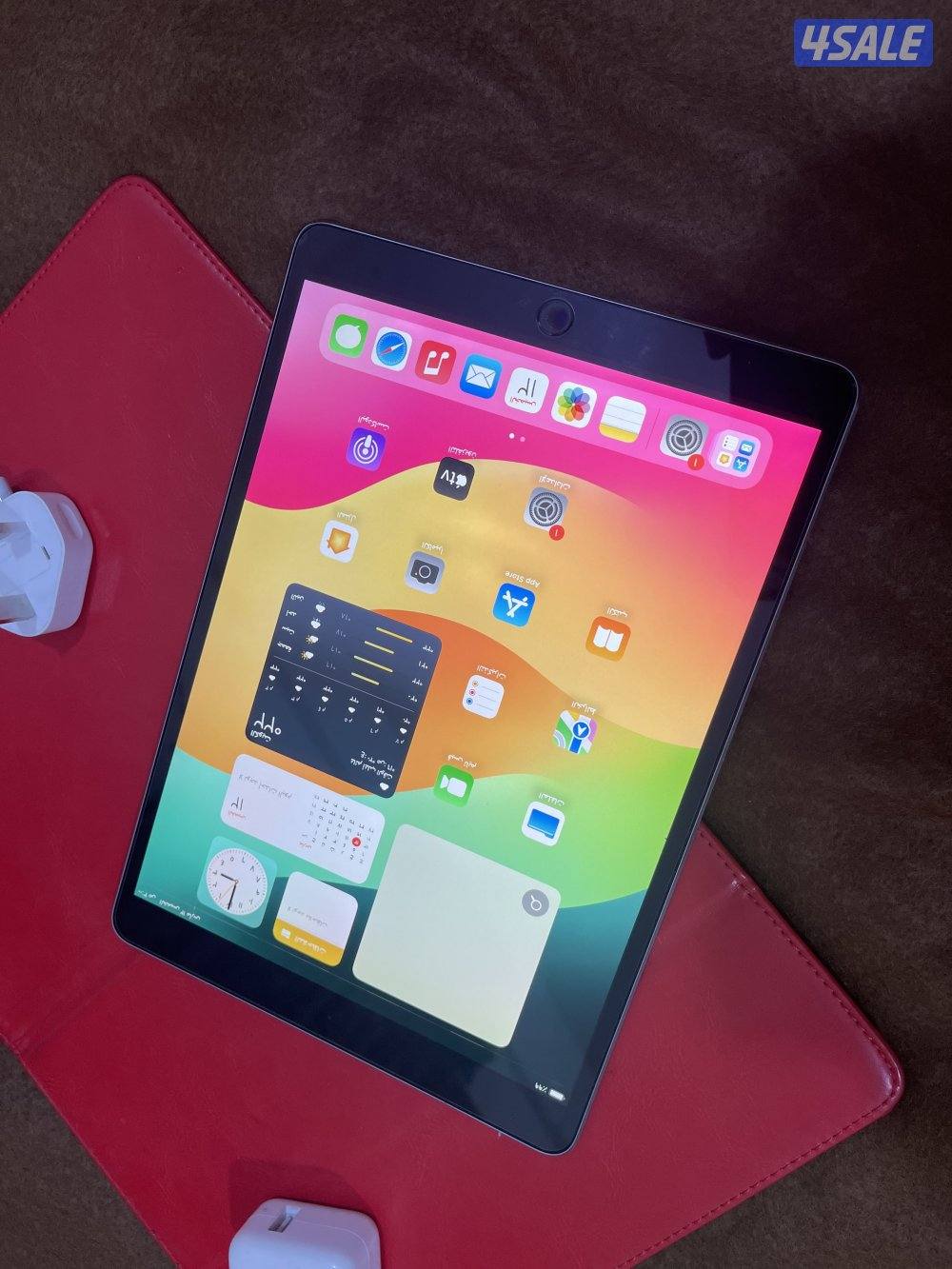 ايباد ابل برو 10،5 شاشة 64 قيقا خط شريحة نظيف وشغال تمام  مع بوك وشاحن1