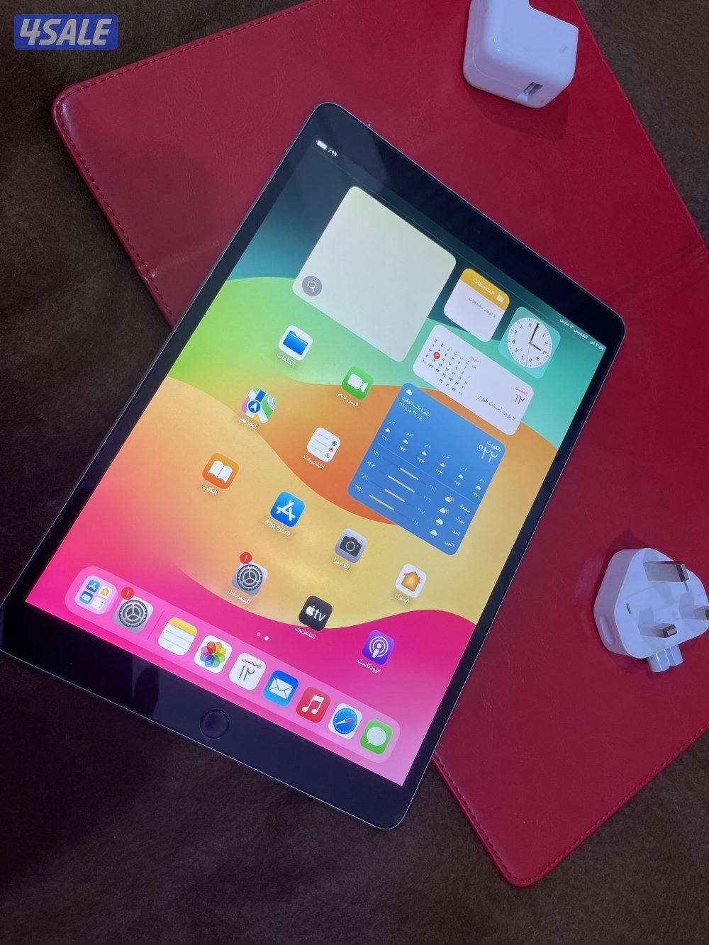 ايباد ابل برو 10،5 شاشة 64 قيقا خط شريحة نظيف وشغال تمام  مع بوك وشاحن2