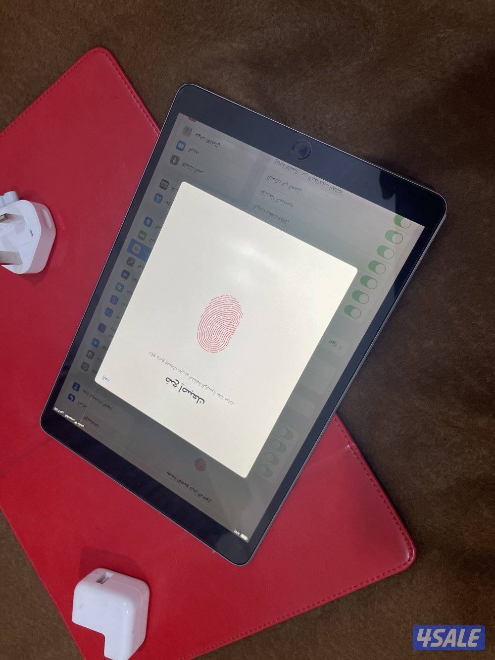 ايباد ابل برو 10،5 شاشة 64 قيقا خط شريحة نظيف وشغال تمام  مع بوك وشاحن3