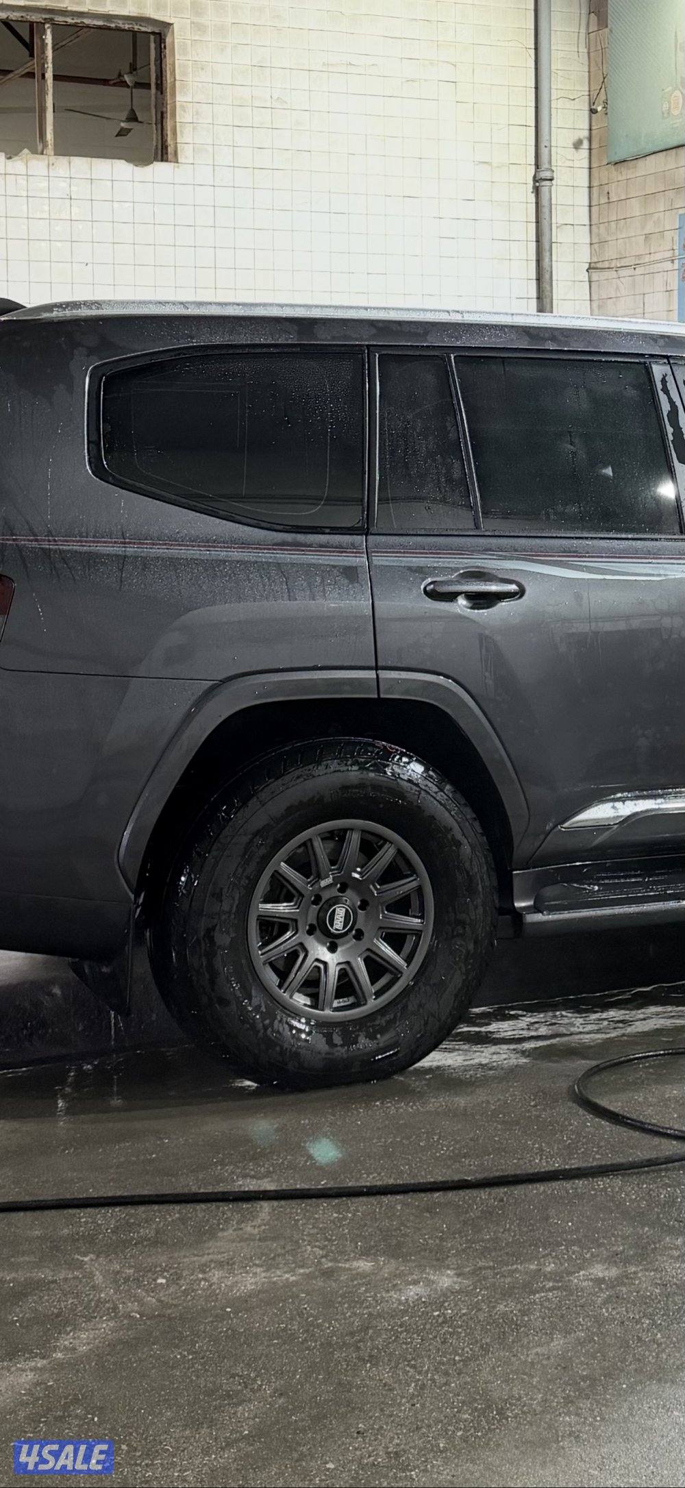 للبيع اربع رنقات برايد مع توايرهم راكبين على لاند 240