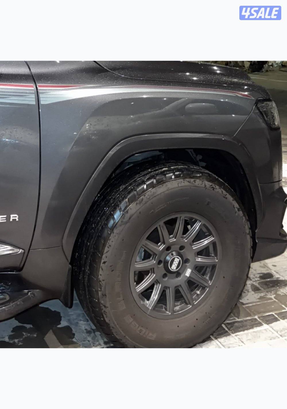 للبيع اربع رنقات برايد مع توايرهم راكبين على لاند 242