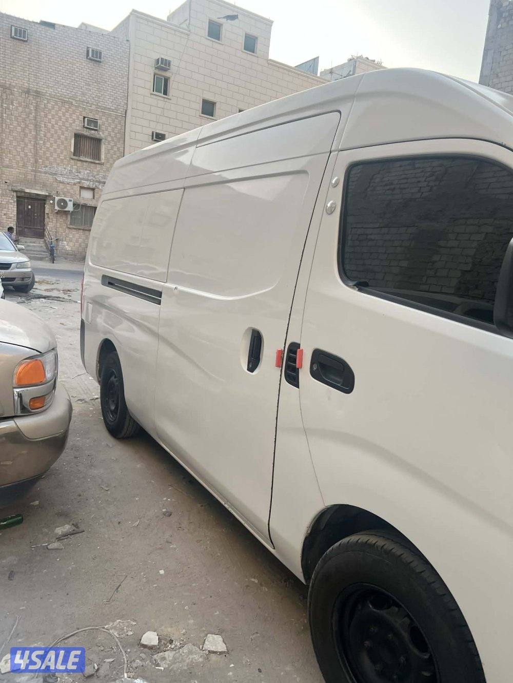 للبيع باض نيسان أورفان موديل 2015 قير عادى مقفل سقف عالى عداد 265 الف1