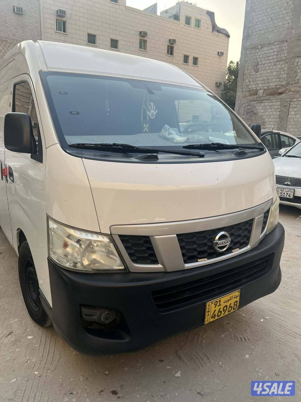 للبيع باض نيسان أورفان موديل 2015 قير عادى مقفل سقف عالى عداد 265 الف2