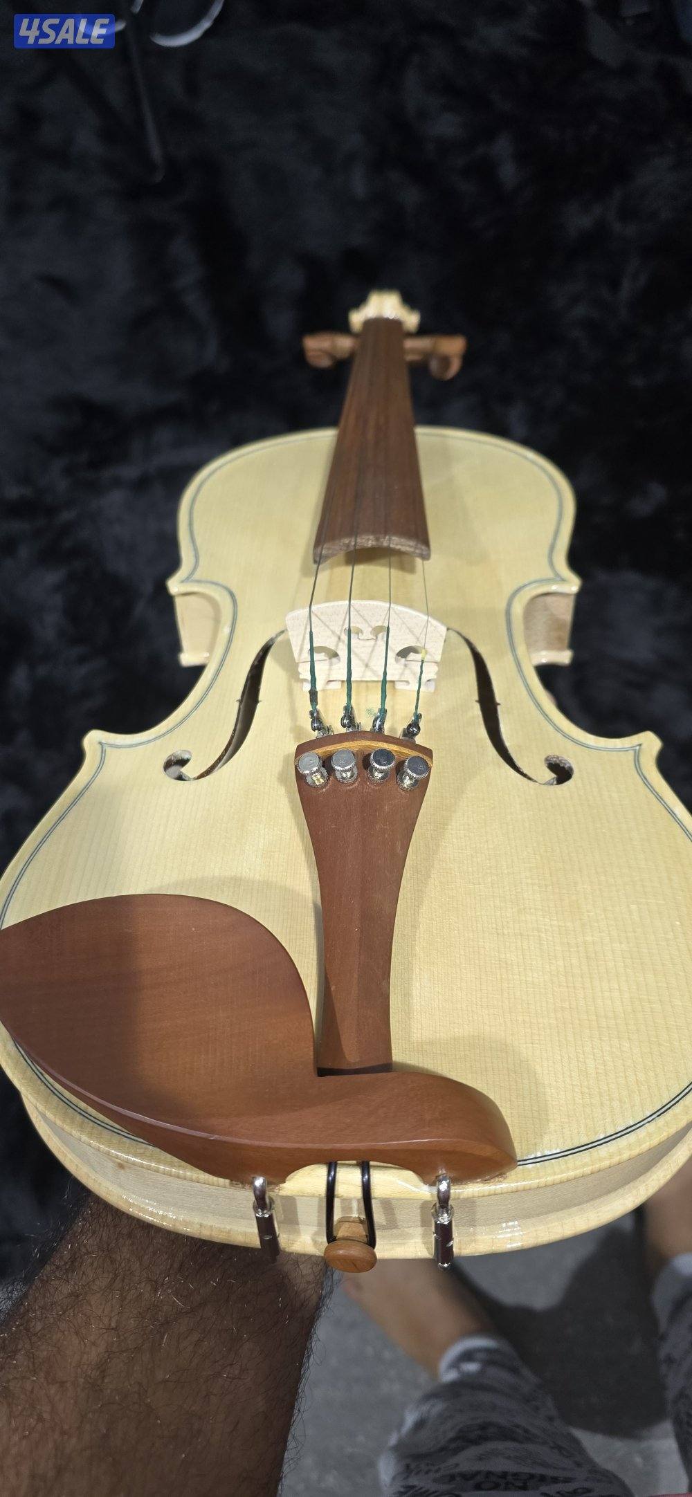 كمان صينى ٤/٤ صناعه يدويه، كوالتى عالى، لون مميز عليها أوتار (براسترو)2