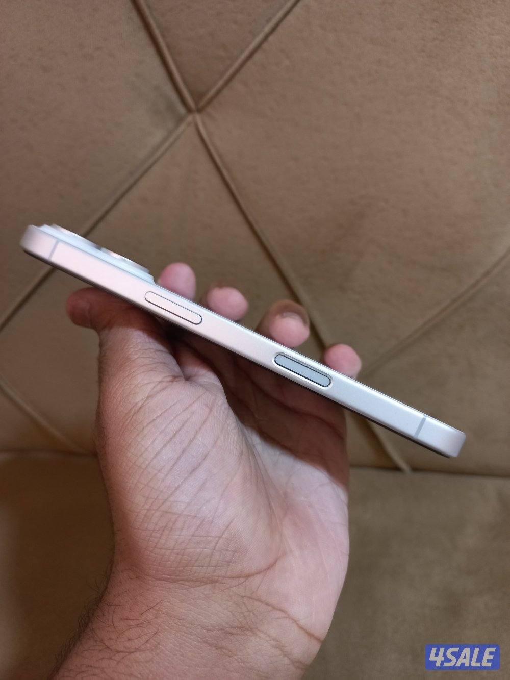 iPhone 16 White 128GB In New Condition 100% battery health3