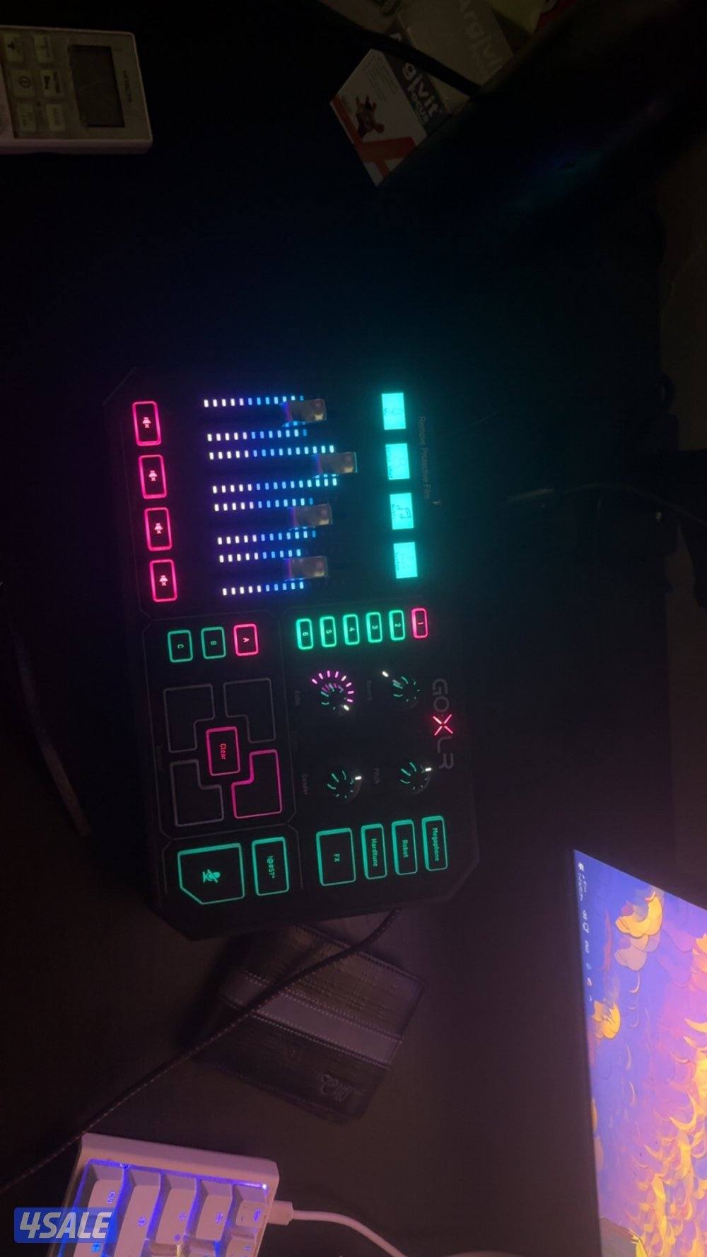 مكسر goxlr الكبير ومايك rode ومع  ستاند من ars    pro1