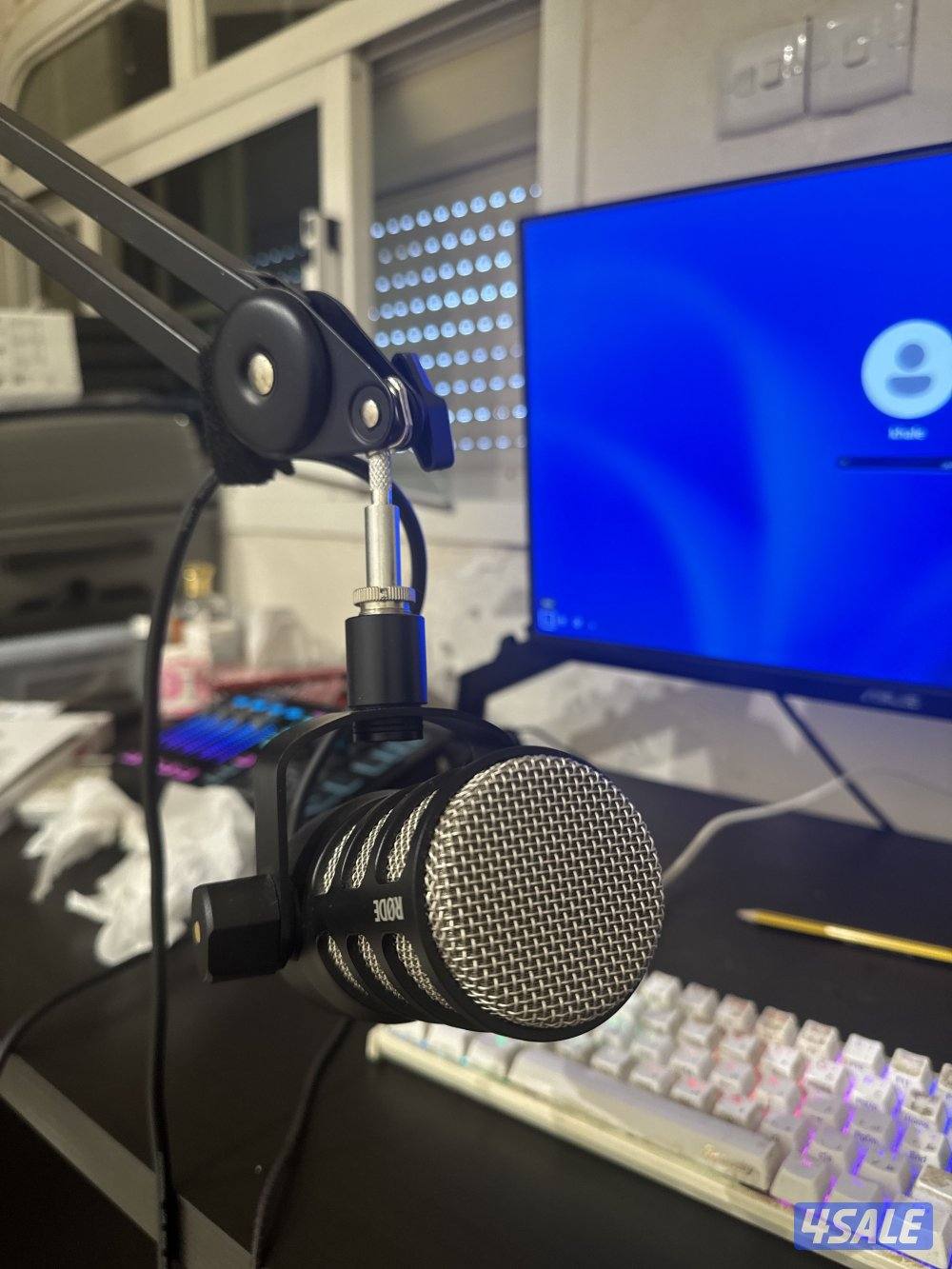 مكسر goxlr الكبير ومايك rode ومع  ستاند من ars    pro2