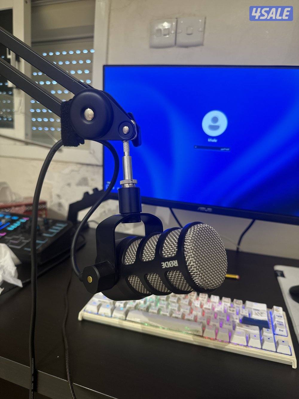 مكسر goxlr الكبير ومايك rode ومع  ستاند من ars    pro3