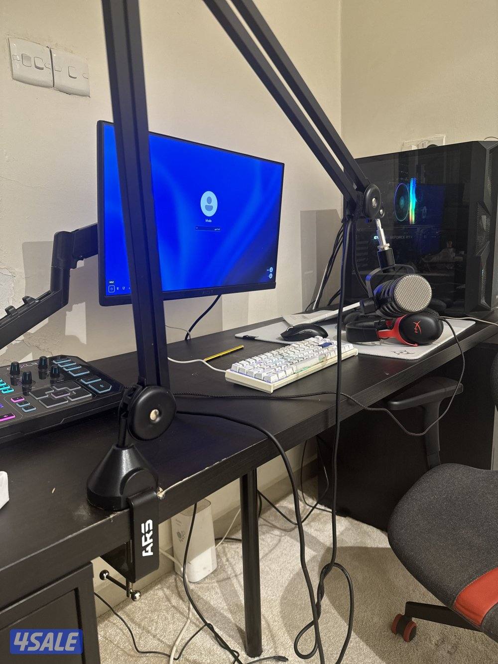 مكسر goxlr الكبير ومايك rode ومع  ستاند من ars    pro4