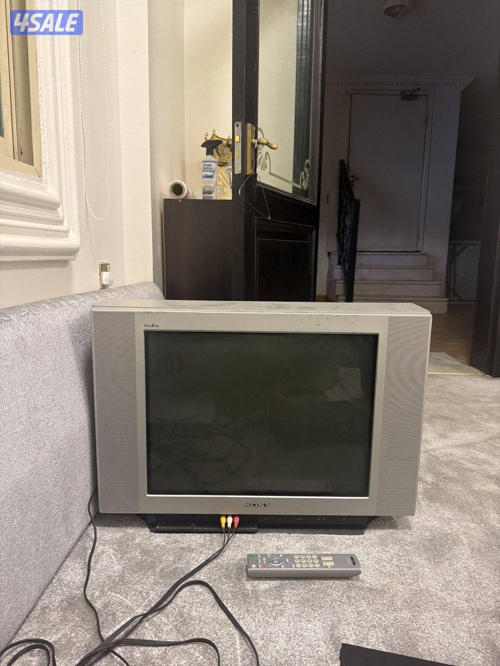 للبيع تلفزيون سوني اصلي الموديل القديم مع ريموته0