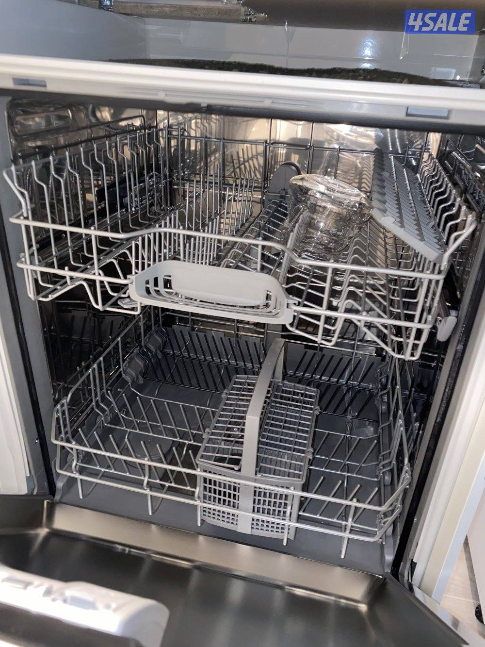 غسالة صحون من Bosch جديدة تم تشغيلها مرتين فقط سبب البيع المطبخ صغير.2