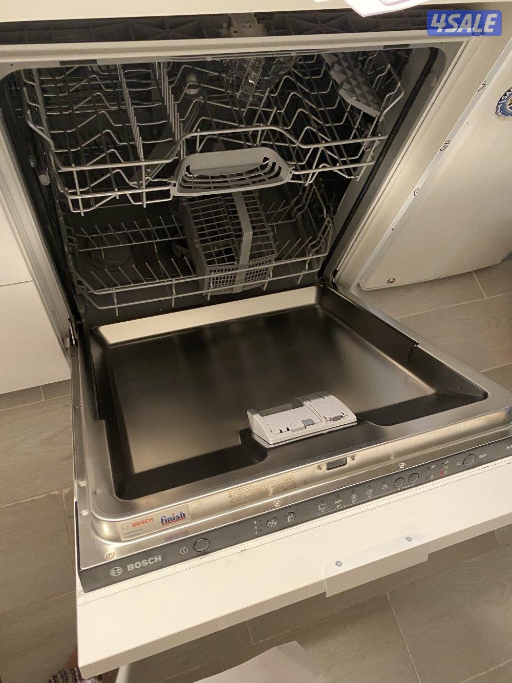 غسالة صحون من Bosch جديدة تم تشغيلها مرتين فقط سبب البيع المطبخ صغير.5
