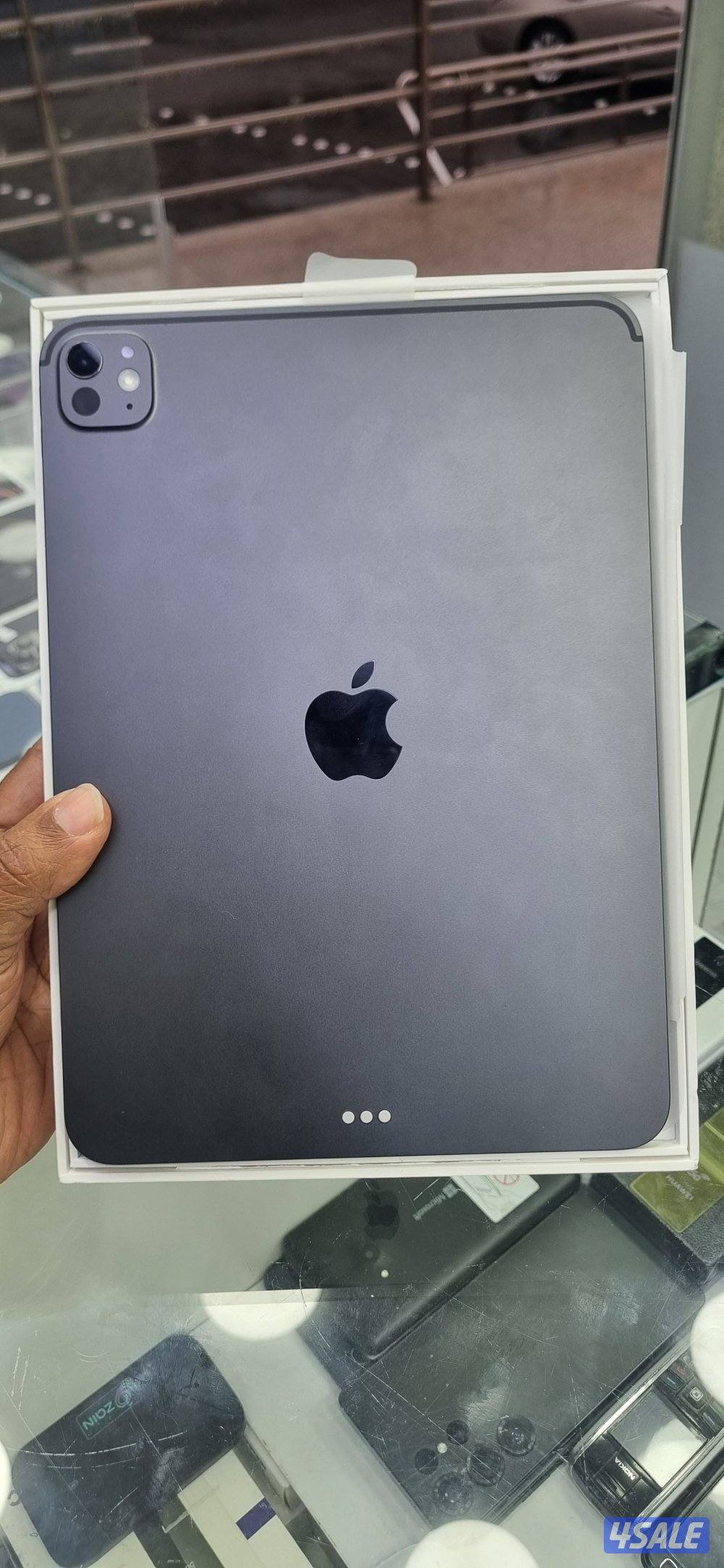 iPad pro 11 inch M5 256Gb battery 100% 1 cycle0