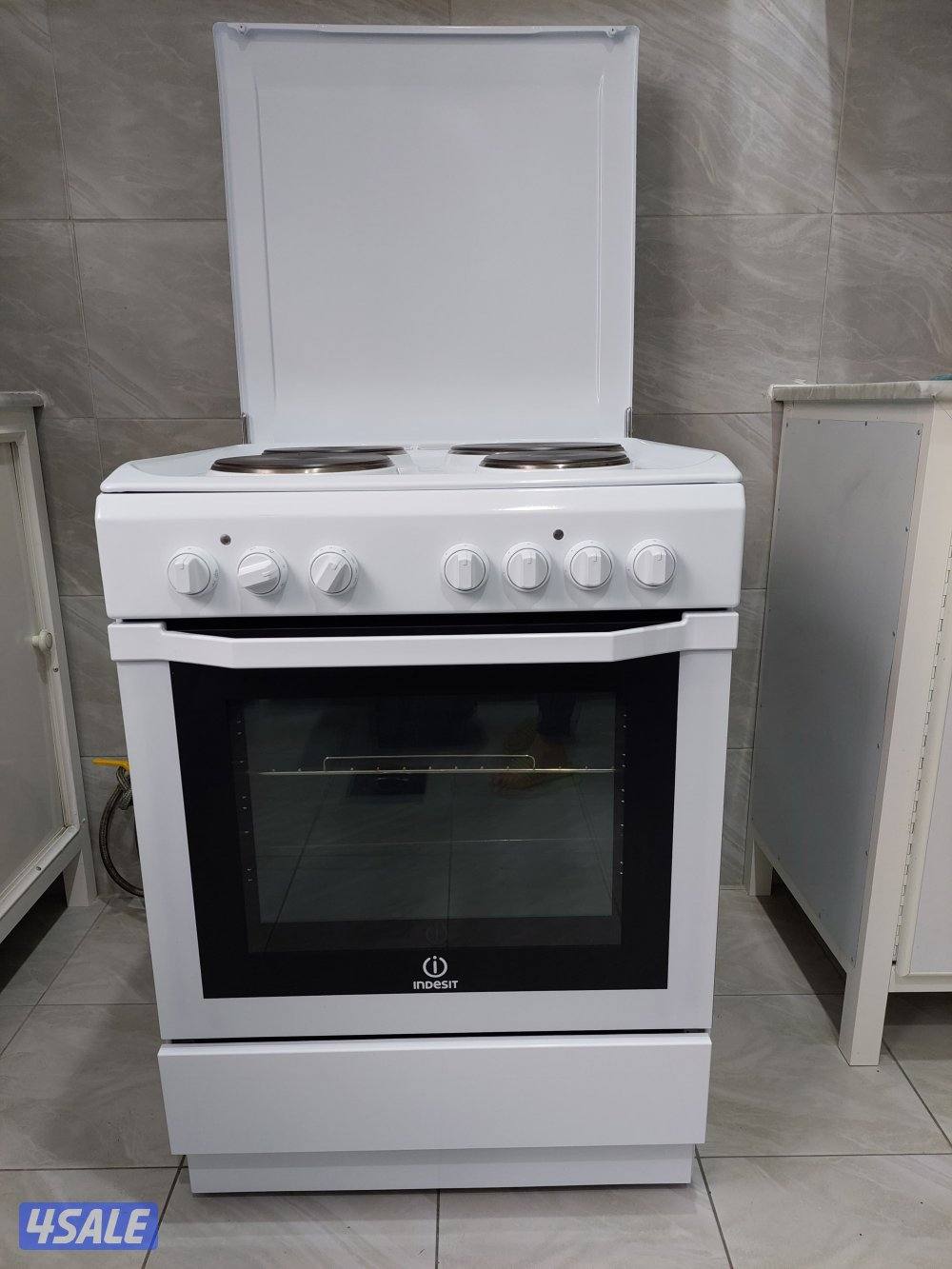 Indesit stove with oven +free items Price 28KD0
