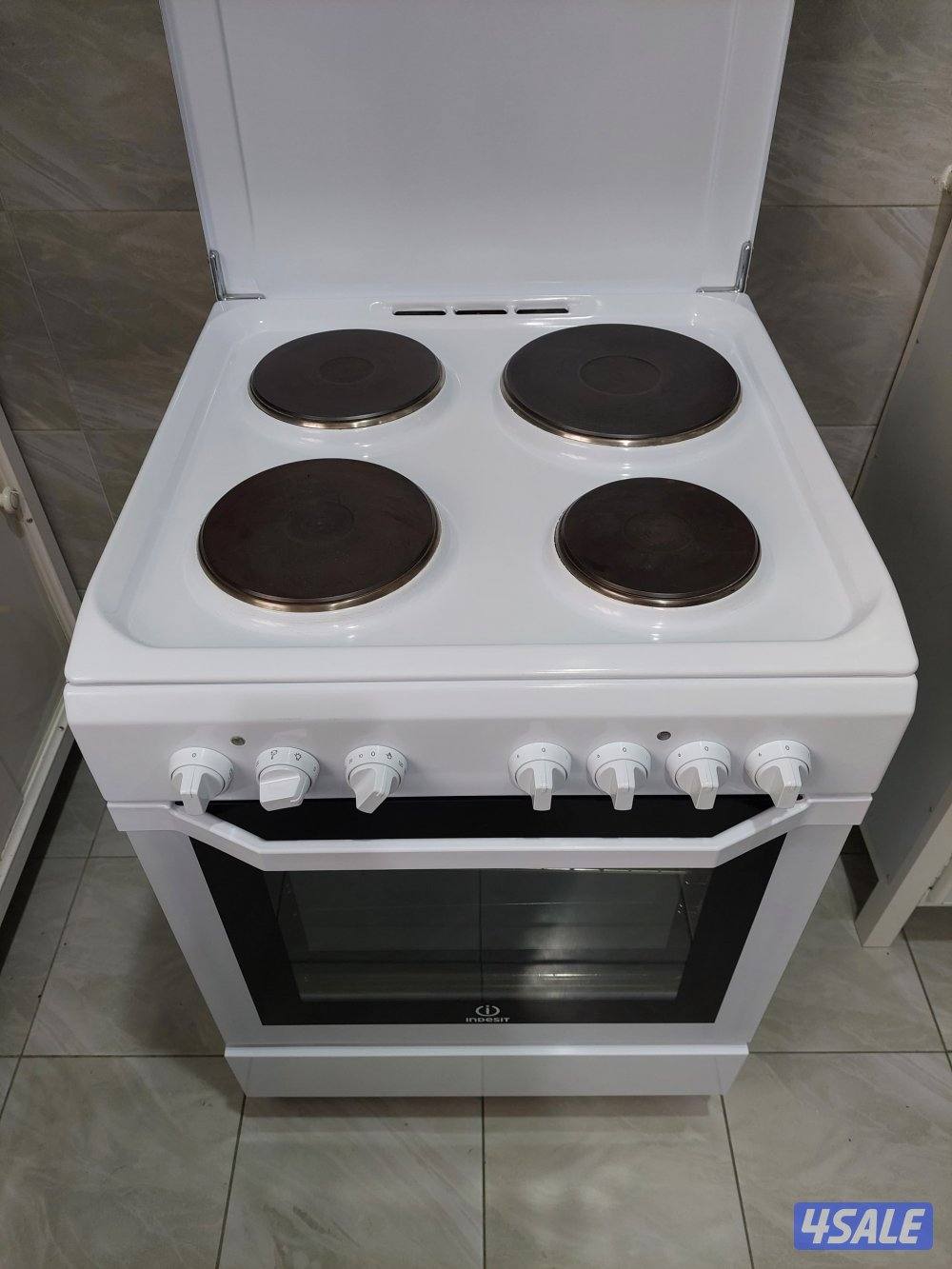 Indesit stove with oven +free items Price 28KD1