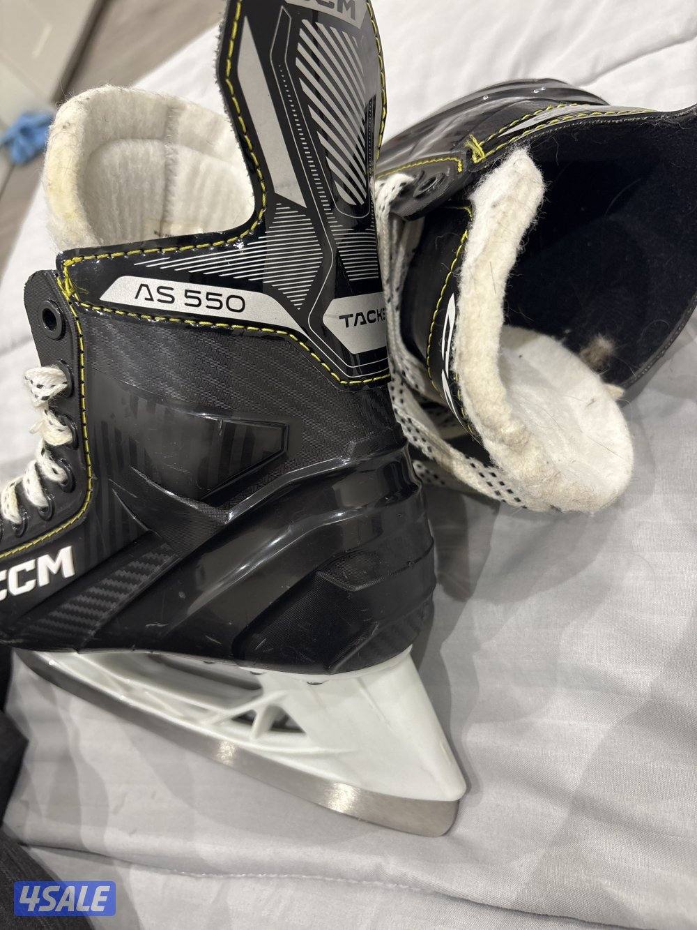 سكيت هوكي  ccm للبيع مقاس 38 ونص عندي ياه من زمان بس استخدام جديد0